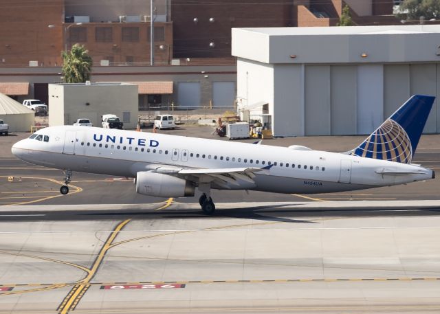 Airbus A320 (N454UA)