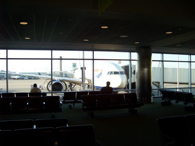 Boeing 777-200 —