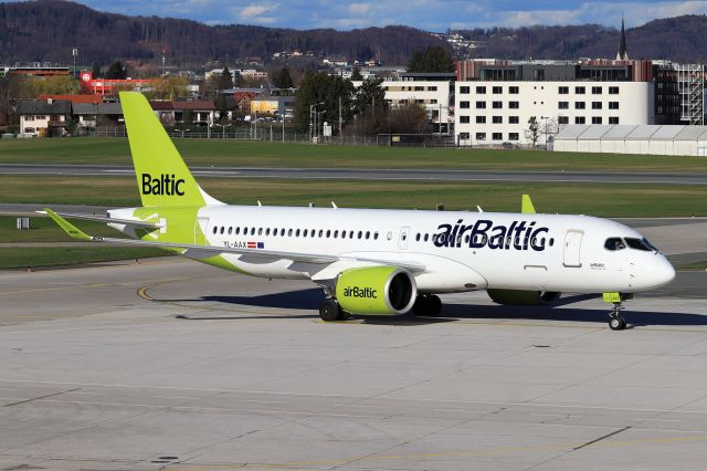 Airbus A220-300 (YL-AAX)