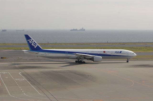 BOEING 777-300 (JA751A) - Taxi at HND Airport on 2011/09/28