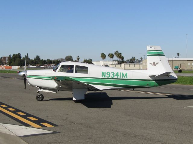 Mooney M-20 (N9341M) - Taxiing to the ramp 