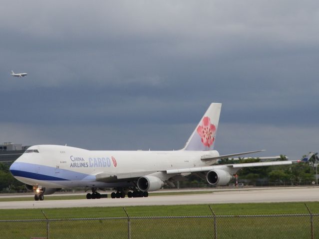 Boeing 747-400 (B-18707)