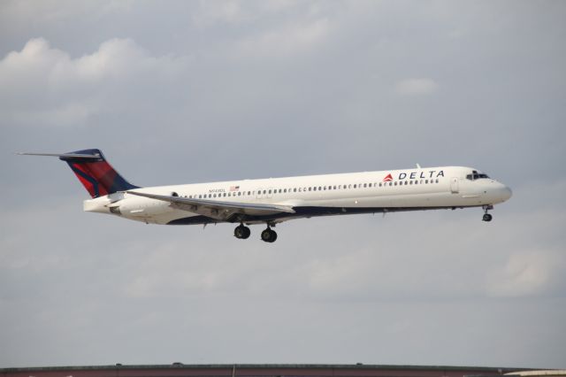 McDonnell Douglas MD-88 (N948DL)