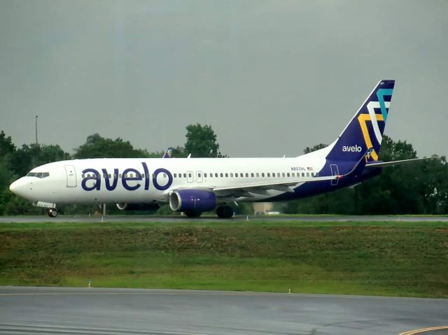 Boeing 737-800 (N807VL)