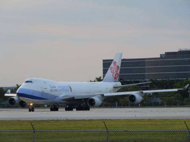 Boeing 747-400 (B-18723)