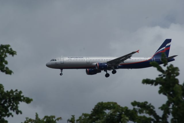Airbus A321 (VQ-BOI) - Aeroflot Arrival RWY27R LDN-HRW A321-211 cn5059