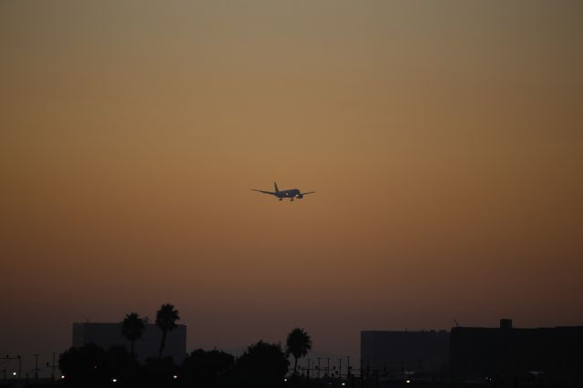 Boeing 777-200 —
