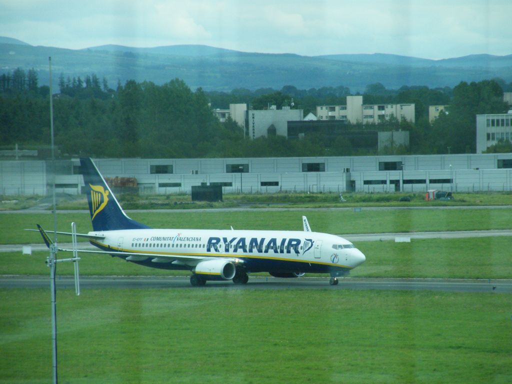Boeing 737-800 (EI-EFF) - EI-EFF B737-8ASWL SEEN HERE ON JULY 20 2011
