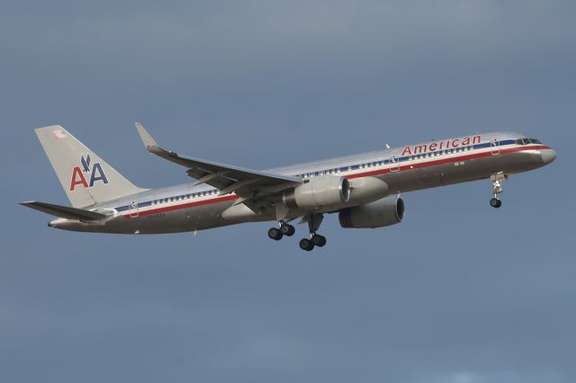 Boeing 757-200 (N686AA) - KDEN