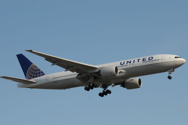 Boeing 777-200 (N214UA)