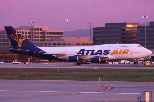 Boeing 747-400 (N464MC)