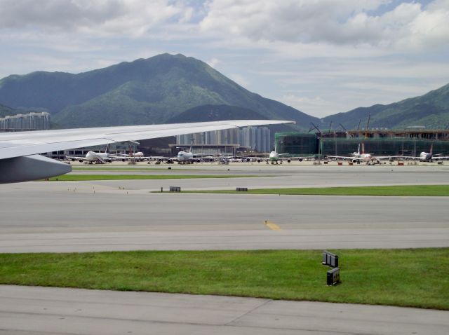 BOEING 777-300 —
