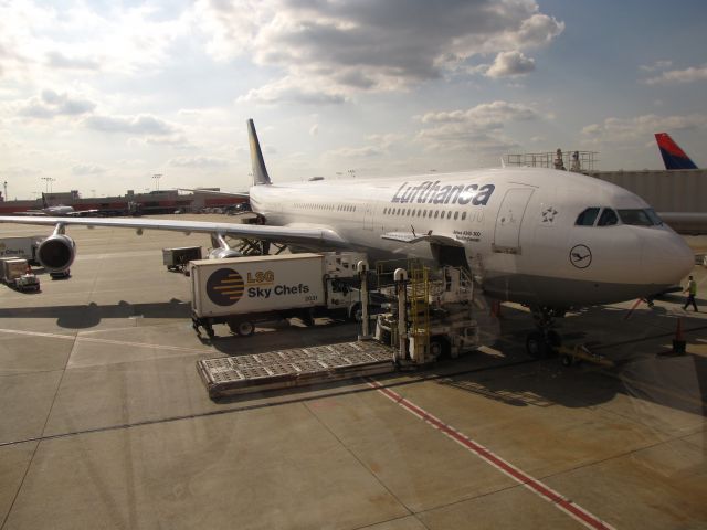Airbus A340-300 (D-AIGB)