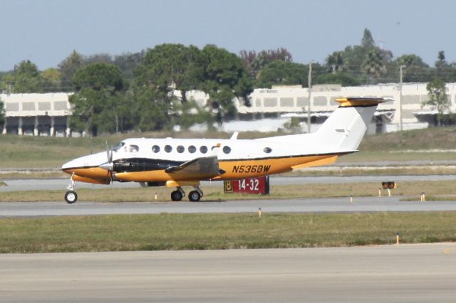 Beechcraft Super King Air 350 (N536BW) - N536BW arrives on Runway 14 at Sarasota-Bradenton International Airport