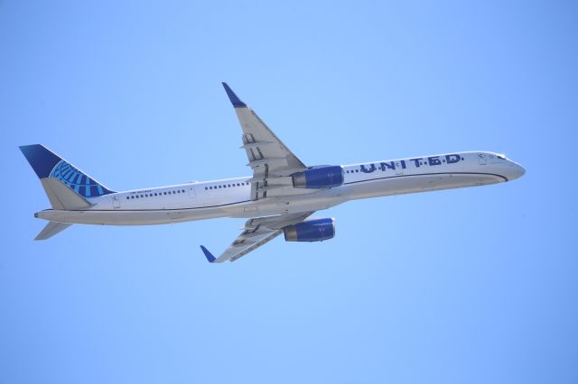 BOEING 757-300 (N57863)