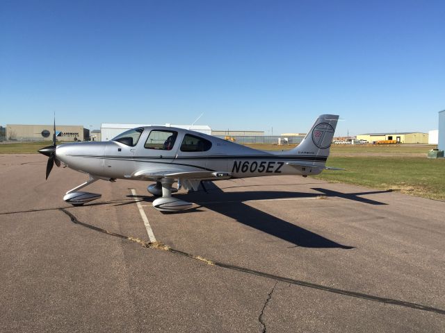 Cirrus SR-22 (N605EZ)