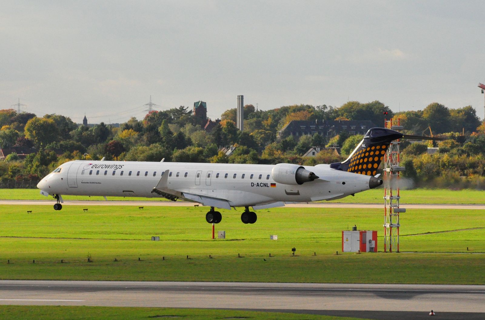 Canadair Challenger (D-ACNL) - Touchdown on RW 23L on a beautiful october afternoon