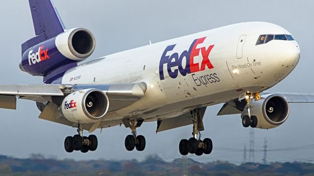 McDonnell Douglas DC-10 (N321FE) - 22 approach.