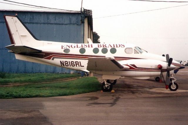 Beechcraft King Air 90 (N816RL) - Seen here in Oct-00.  Reregistered G-DLAL 15-Oct-10.