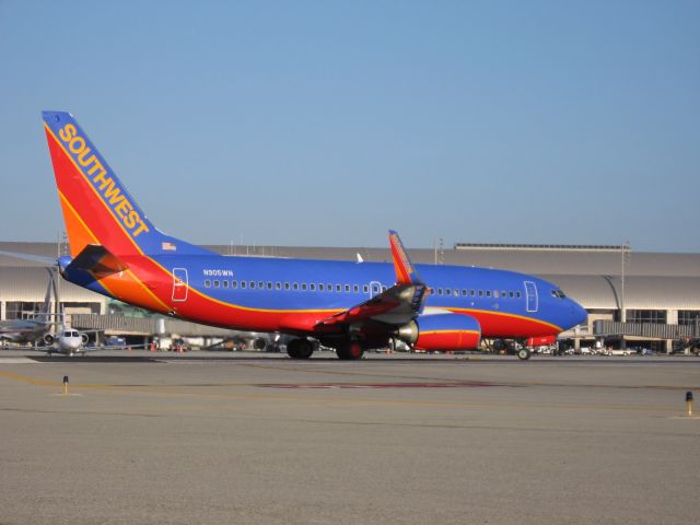 Boeing 737-700 (N905WN) - Turning onto RWY 19R