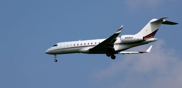 Bombardier Global Express (N158QS) - On short final is this Bombardier Global 6500  in the Summer of 2023.