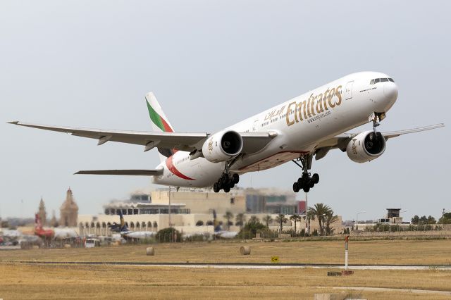 BOEING 777-300 (A6-EMX)
