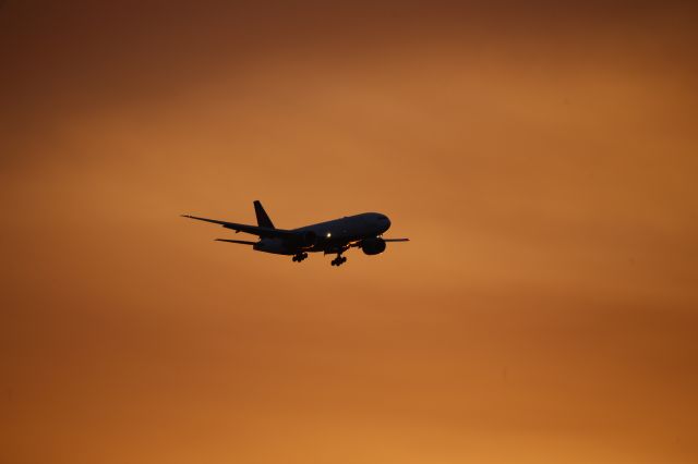 BOEING 777-200LR (N702DN)