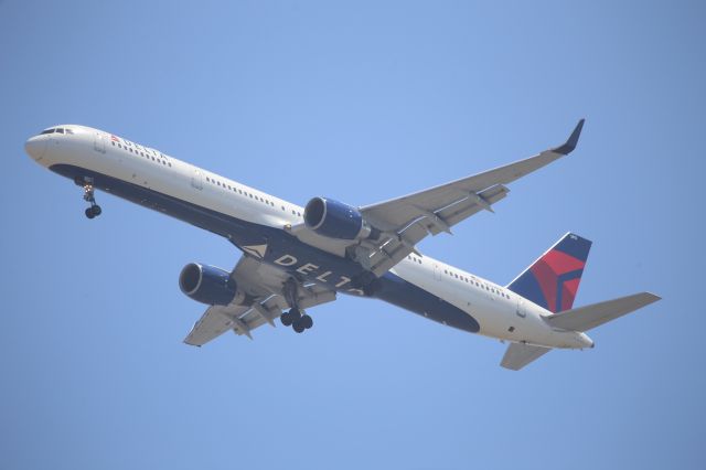 BOEING 757-300 (N593NW)