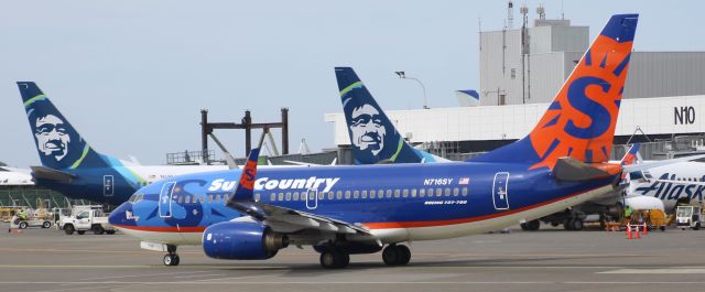 Boeing 737-700 (N716SY)