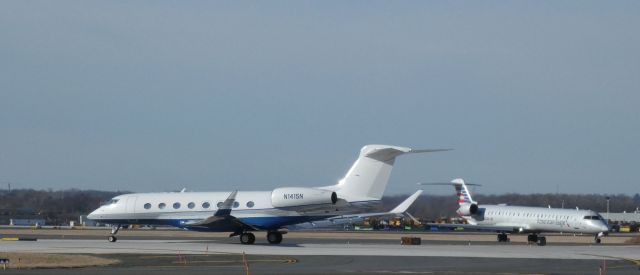 Gulfstream Aerospace Gulfstream G650 (N1415N) - Waiting for departure is this 2016 Gulfstream 650ER in the Winter of 2022.