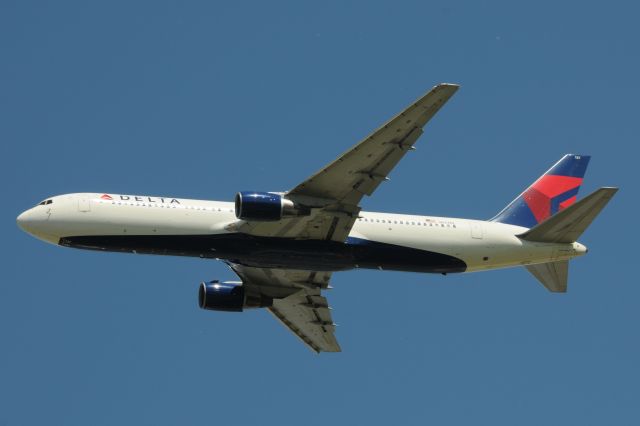 BOEING 767-300 (N137DL)