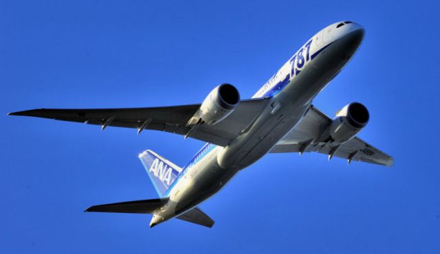 Boeing 787-8 (JA818A) - On the lone Christmas morning, 25 DEC 2013