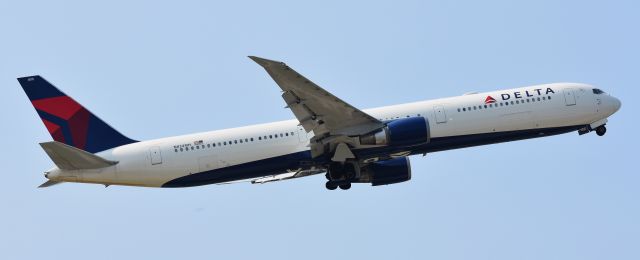 BOEING 767-400 (N834MH) - I think someone needs their belly washed.  At the ATL south parking deck, 8/13/18.