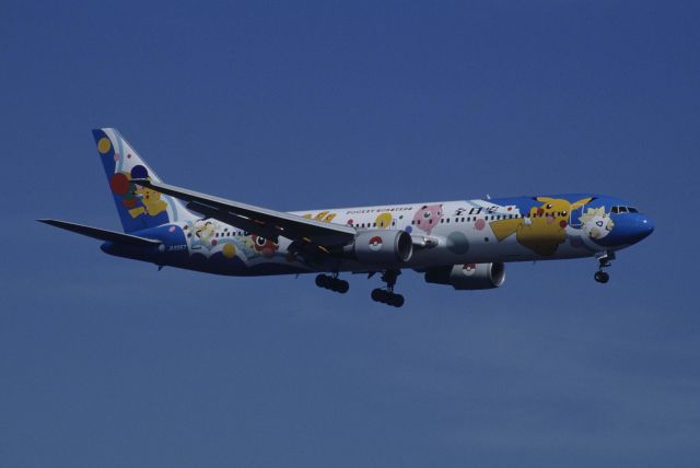 BOEING 767-300 (JA8357) - Final Approach to Tokyo-Haneda Intl Airport Rwy16L on 1999/08/31 " Pokemon c/s "