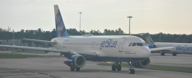 Airbus A320 (N708JB) - On a busy morning at KFLL; JetBlue N708JB/JBU1572, on taxi for departure to KLGA with an Allegiant Air MD-83 making his taxi for departure too...