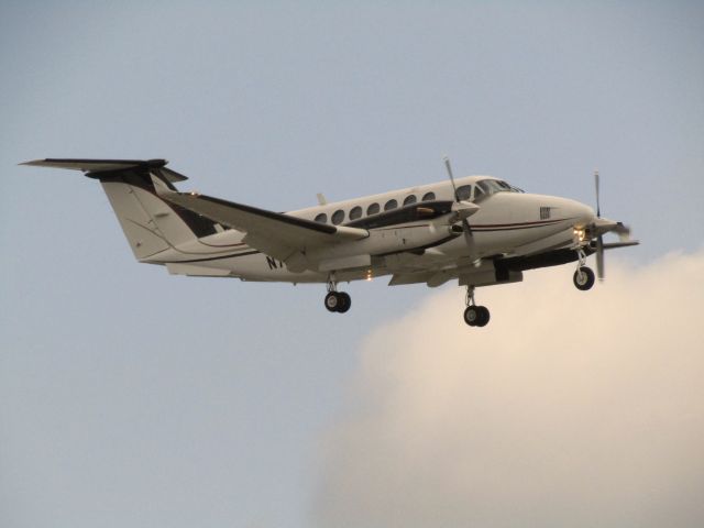 Beechcraft Super King Air 350 (N73WC) - Landing RWY 20R