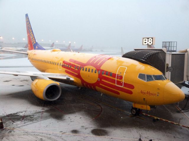 Boeing 737-700 (N781WN) - N781WN at KORD gate B8, December 12, 2014, in a light snow.