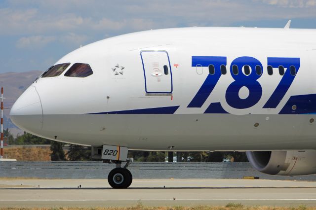 Boeing 787-8 (JA820A)