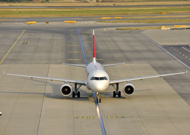 Airbus A320 (HB-JLS) - Swiss Airbus A320-214 HB-JLS in Vienna 