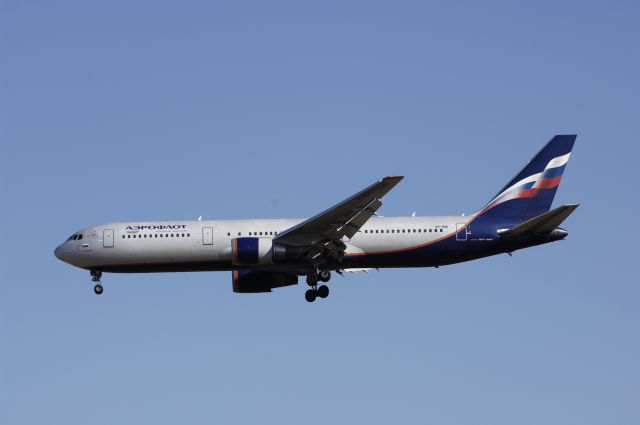 BOEING 767-300 (VP-BDL) - Final Approach to NRT Airport Runway 34L on 2011/12/31