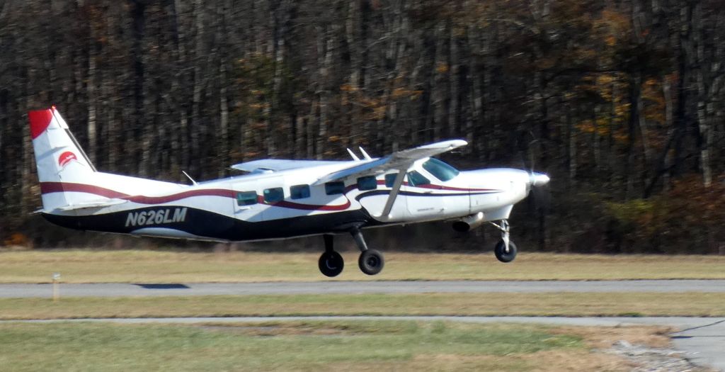Cessna Caravan (N626LM) - Shortly after departure is this Skydive Sussex 1998 Cessna 208B Grand Caravan in the Autumn of 2024.