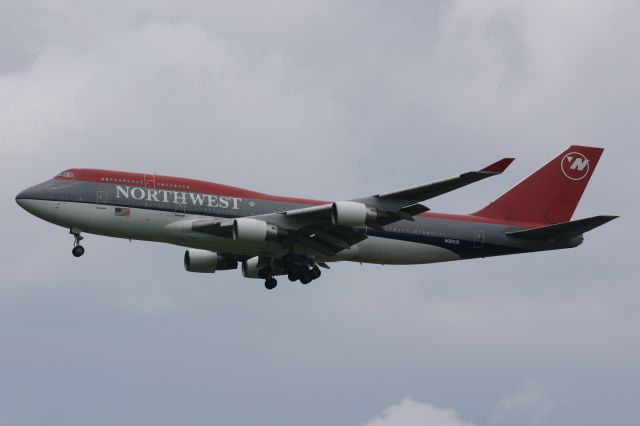 Boeing 747-400 (N665US) - June 15, 2005 - arrived Detroit from Tokyo 