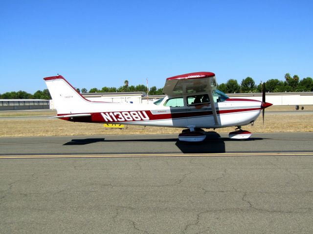 Cessna Skyhawk (N1388U) - Taxiing at Fullerton