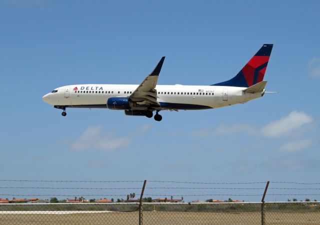 Boeing 737-800 (N3767) - DAL380 from KATL over the numbers for RWY 10 at TNCB. Welcome to Bonaire!!! :)