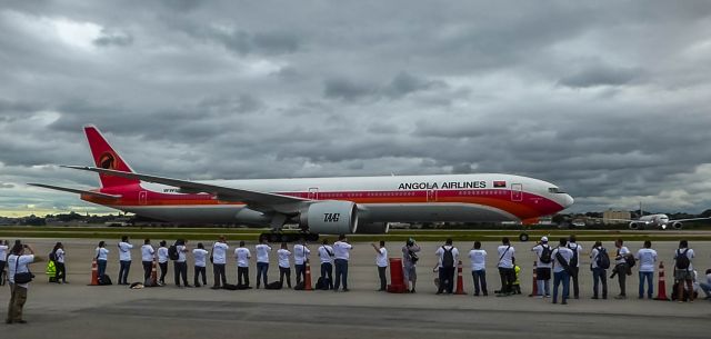 BOEING 777-300 (D2-TEH)