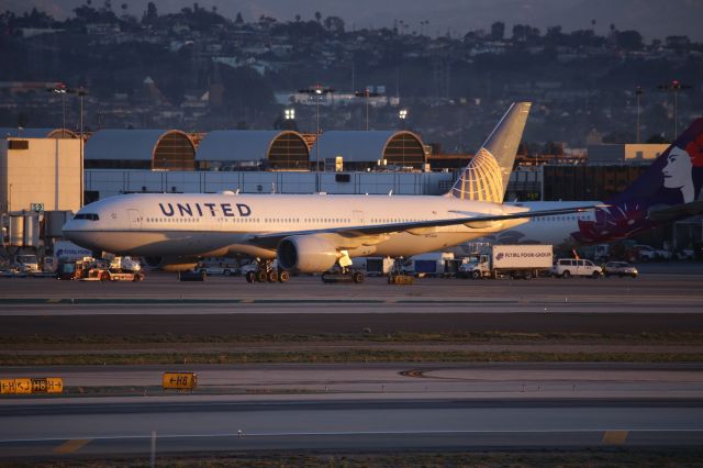 Boeing 777-200 (N774UA)