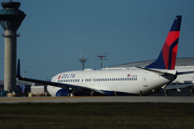 Boeing 737-800 (N3757D) - Taxiing after landing.