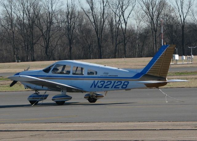 Piper Cherokee (N32128) - Parked at the Downtown Shreveport airport.