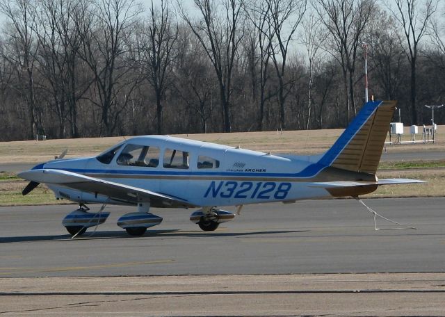 Piper Cherokee (N32128) - Parked at the Downtown Shreveport airport.