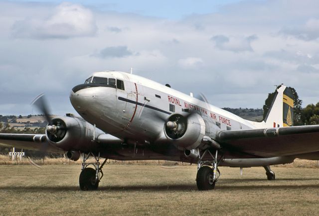 A6595 — - AUSTRALIA AIR FORCE - DOUGLAS C-47B SKYTRAIN (DC-3) - REG : A65-95 (CN 16348/33096) - GAWLER AIRPORT SA. AUSTRALIA - YGAW (11/11/1984)